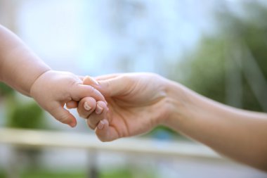 Çocuk annesi elini tutarak