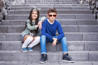 Sadece şık kıyafetlerle çocuklar 