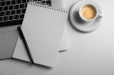 Laptop klavye üstünde boş defter