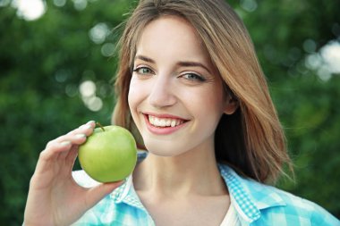 Bahçe içinde güzel bir kız