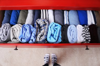 Düzgünce katlanmış giyim