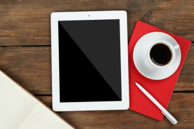 fincan kahve ve defter ile tablet 