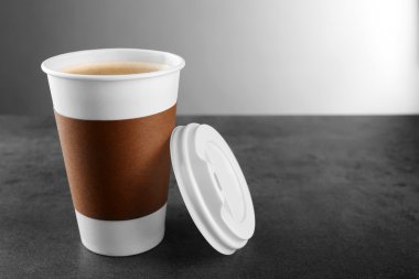 Kağıt bardak kahve. 