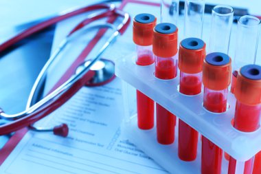 Kan örnekleri ve stetoskop 