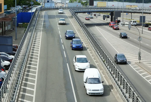 Auto su strada ponte — Foto Stock