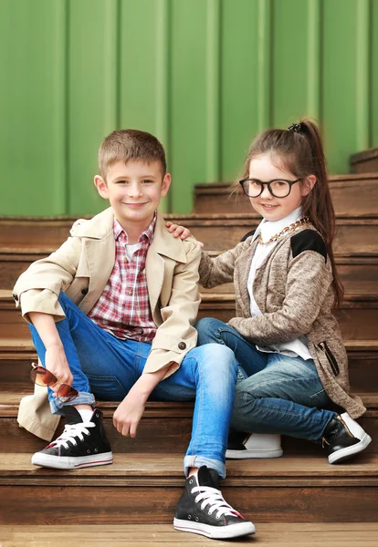 Bambini che indossano vestiti alla moda — Foto Stock