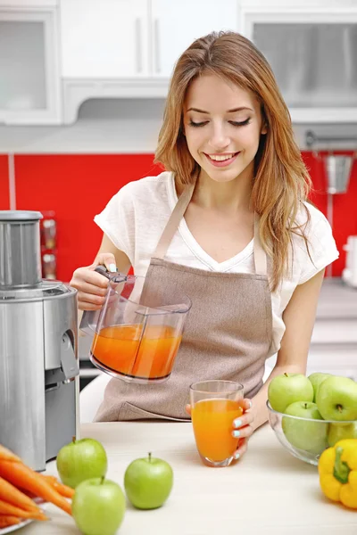 Beautiful girl making juice — Stock Photo, Image