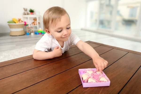Bonito bebê menina tomando chocolate doce — Fotografia de Stock