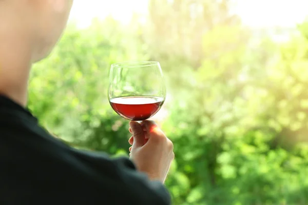 Man holding glass of wine — Stock Photo, Image