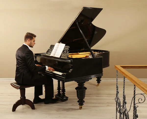 Muzikant die piano speelt — Stockfoto