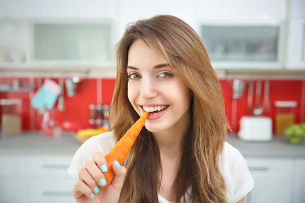 Hermosa chica comiendo zanahoria — Foto de Stock