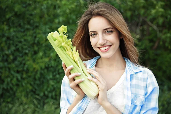 Bella ragazza con sedano — Foto Stock