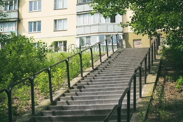 Parlak güneşli parkta merdivenler — Stok fotoğraf