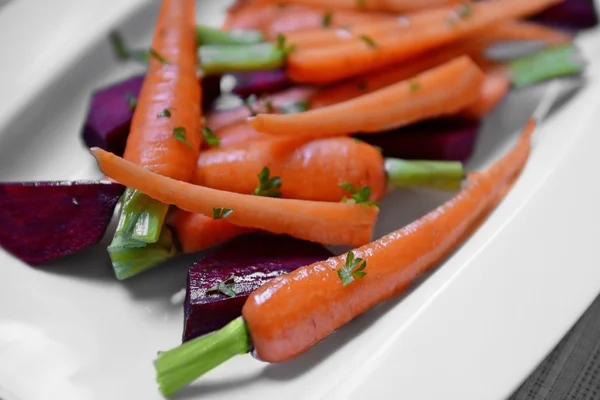 Leckerer Snack mit Baby-Karotten — Stockfoto