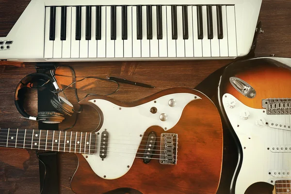 Elektro gitar ve synthesizer — Stok fotoğraf