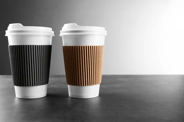 Tazas de papel de café sobre la mesa —  Fotos de Stock