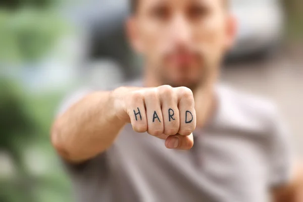 Чоловік кулак з підробленим татуюванням — стокове фото