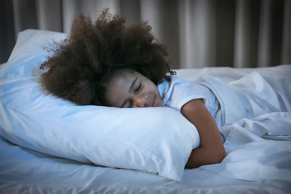 Chica africana en la cama — Foto de Stock