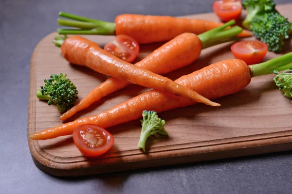 Frische Baby-Karotten und Kirschtomaten — Stockfoto