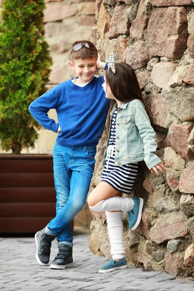 Petits enfants portant des vêtements élégants — Photo