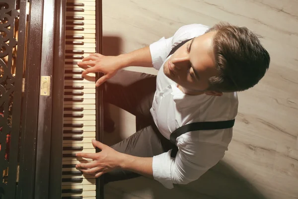 Músico tocando el piano — Foto de Stock