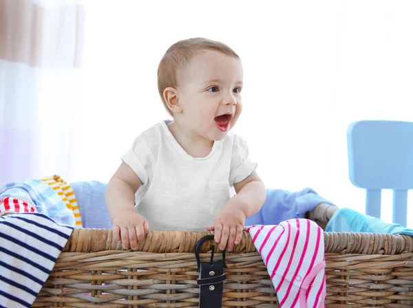 男婴在柳条篮子里的衣服 — 图库照片