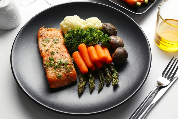 Sabroso plato con zanahorias y salmón —  Fotos de Stock