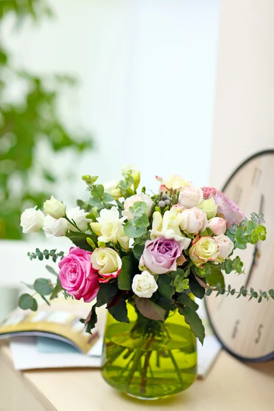 Florero con rosas frescas — Foto de Stock