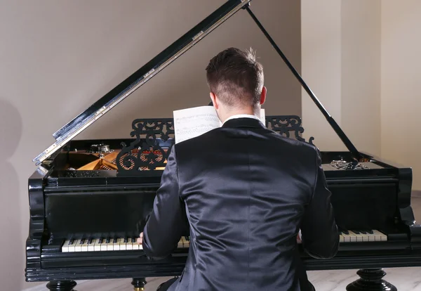 Músico tocando piano — Fotografia de Stock