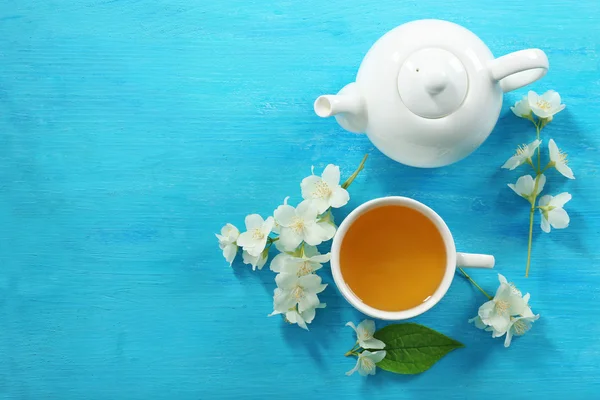 Xícara de chá com flores de jasmim — Fotografia de Stock