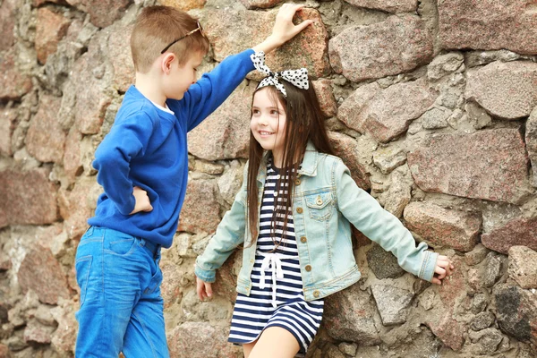 Petits enfants portant des vêtements élégants — Photo