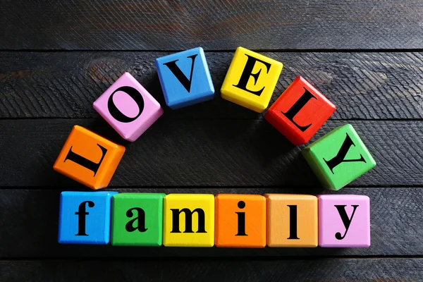 Цветные слова LOVELY FAMILY — стоковое фото