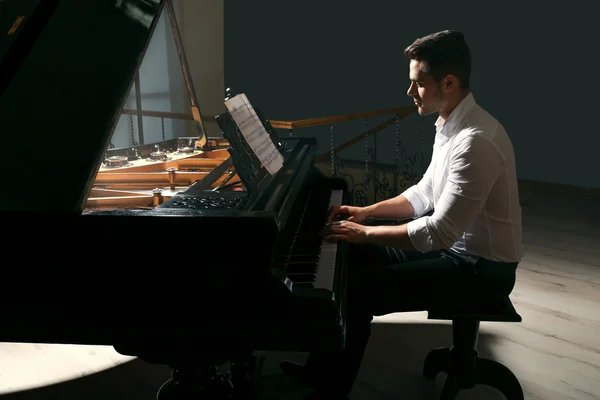 Músico tocando piano — Fotografia de Stock