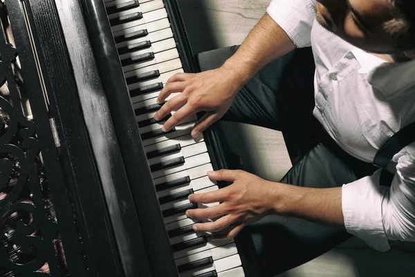 Hudebník hrající na piano — Stock fotografie