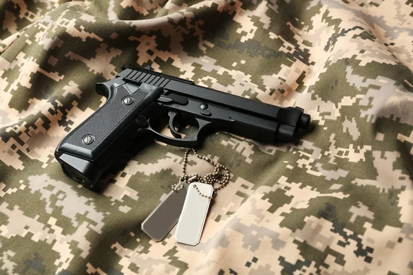 Gun and army token — Stock Photo, Image