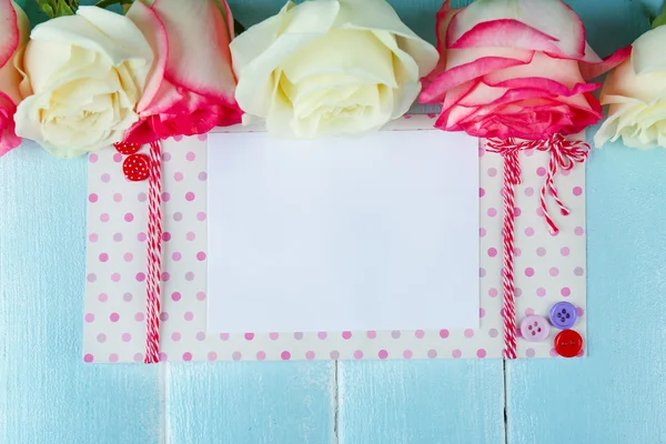 Roses and empty card. — Stock Photo, Image