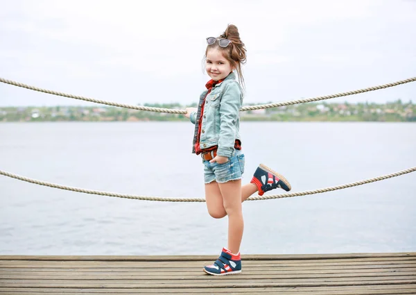 Menina vestindo roupas elegantes ao ar livre . — Fotografia de Stock