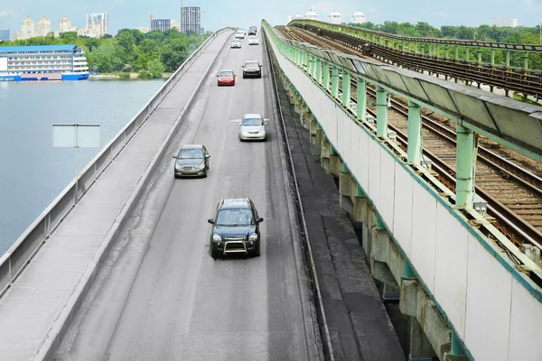 Машины на мостовой дороге — стоковое фото
