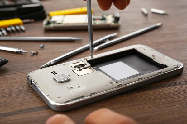 Mobile phone repair — Stock Photo, Image