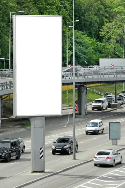 Вид на рекламный щит и мост r — стоковое фото