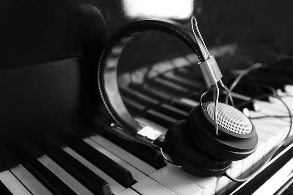 Headphones on piano keys — Stock Photo, Image