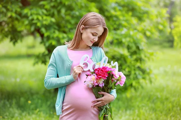 Vacker gravid kvinna — Stockfoto