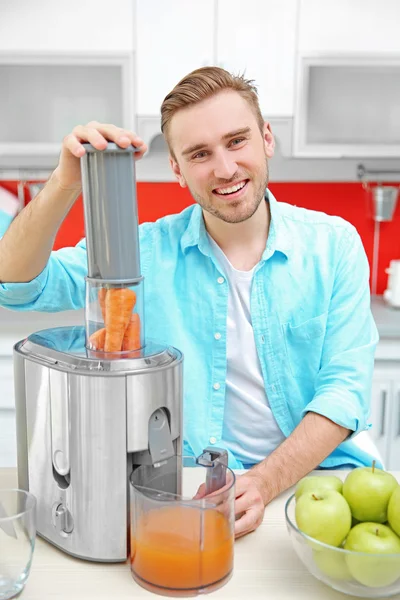 Schöner Mann, der Saft macht — Stockfoto