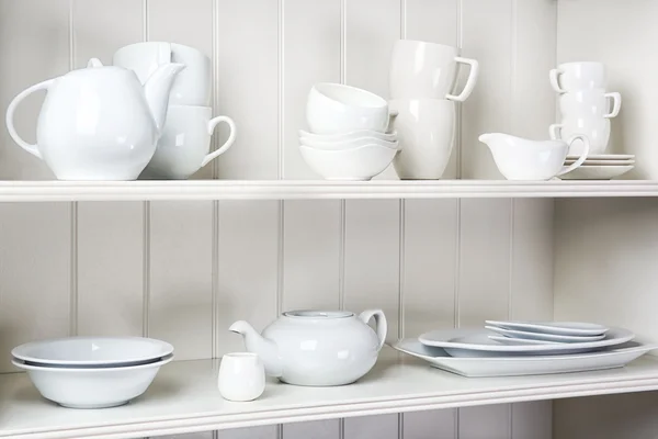 Białe naczynia w szafie — Zdjęcie stockowe