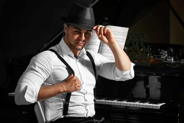 피아노와 잘생긴 음악가 — 스톡 사진