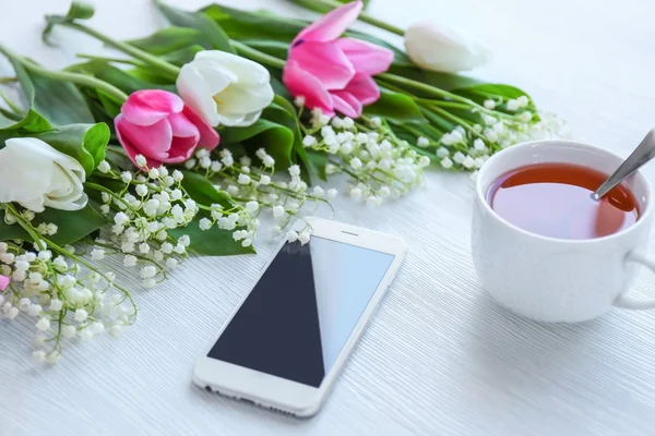 Flowers, tea and smartphone — Stock Photo, Image
