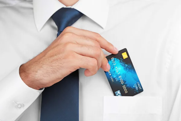 Zakenman met credit card — Stockfoto