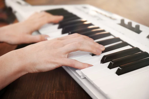 Man playing on synthesizer — Stock Photo, Image