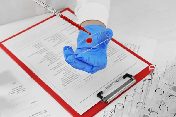 Doctor  slides for blood sample — Stock Photo, Image