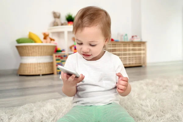 Ragazza che gioca con uno smartphone — Foto Stock